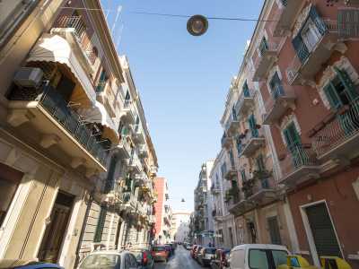 Ma � girando a sinistra su via Tanzi che abbiamo quasi l�impressione di essere stati catapultati in un�altra epoca. Qui infatti si conservano ben venti edifici situati uno accanto all�altro, nel giro di soli trecento metri. Su entrambi i lati della strada i palazzi, dalle chiare tinte a pastello, non superano i quattro piani di altezza